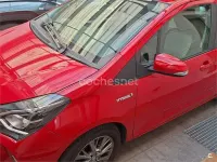 Usado Toyota Yaris Hybrid Active 100 CV (73 kW) 2019 Rojo Berlina
