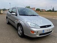Usado Ford Focus Trend 90 CV (66 kW) 2001 Gris / plata Berlina