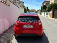 Usado Ford Fiesta Trend 82 CV (60 kW) 2014 Rojo Utilitario