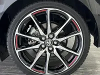 Usado Toyota Yaris Hybrid Plus 116 CV (85 kW) 2022 Negro Berlina