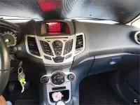 Usado Ford Fiesta Trend 82 CV (60 kW) 2012 Gris / plata Berlina