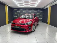 Usado Kia Rio 84 CV (61 kW) 2022 Rojo Berlina