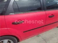 Usado Ford Focus Trend 90 CV (66 kW) 2006 Rojo Berlina