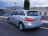 Usado Mercedes B180 122 CV (89 kW) 2013 Gris / plata Monovolumen