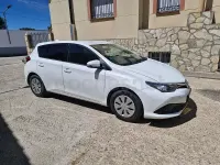 Usado Toyota Auris Active 90 CV (66 kW) 2015 Blanco Berlina