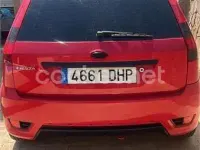 Usado Ford Fiesta 80 CV (58 kW) 2005 Rojo Utilitario