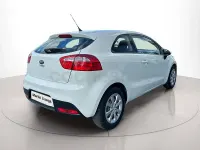 Usado Kia Rio 85 CV (62 kW) 2014 Blanco Berlina