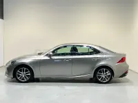 Usado Lexus IS300h Executive Line 223 CV (164 kW) 2018 Gris / plata Berlina