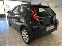 Usado Toyota Aygo Play 72 CV (52 kW) 2022 Negro Utilitario