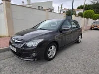 Usado Hyundai i30 Comfort 90 HP (66 kW) 2010 Castanho Sedan