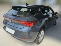 Usado Seat Leon Style 150 CV (110 kW) 2025 Gris / plata Berlina