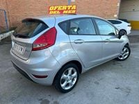 Usado Ford Fiesta Trend 68 CV (50 kW) 2010 Gris / plata Utilitario