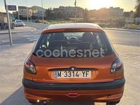 Usado Peugeot 206 75 CV (55 kW) 1999 Naranja Utilitario