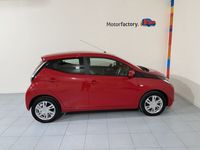 Usado Toyota Aygo X-play 69 CV (50 kW) 2018 Rojo Utilitario