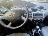 Usado Ford Focus Trend 115 CV (84 kW) 2002 Rojo Berlina