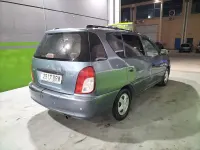 Usado Kia Carens 110 CV (80 kW) 2002 Gris / plata Monovolumen