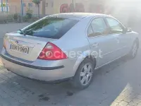 Usado Ford Mondeo Ghia 130 CV (95 kW) 2005 Gris / plata Berlina