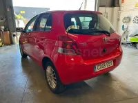 Usado Toyota Yaris 90 CV (66 kW) 2010 Rojo Utilitario