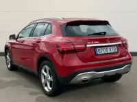 Usado Mercedes GLA180 122 CV (89 kW) 2019 Rojo SUV
