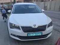 Usado Skoda Superb Active 150 CV (110 kW) 2018 Blanco Familiar