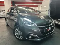 Usado Peugeot 208 Signature Sky 83 CV (61 kW) 2018 Gris Utilitario