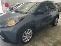 Usado Toyota Aygo X Play 72 CV (52 kW) 2024 Gris / plata SUV