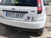 Usado Ford Fiesta Ghia 68 CV (50 kW) 2005 Blanco Utilitario
