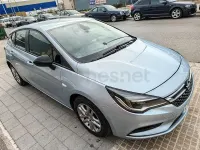 Usado Opel Astra Dynamic 105 CV (77 kW) 2016 Azul Berlina