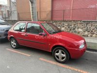 Usado Ford Fiesta 90 CV (66 kW) 1999 Rojo Utilitario