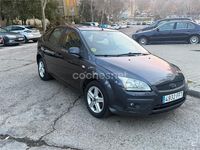 Usado Ford Focus Trend 90 CV (66 kW) 2006 Gris / plata Berlina