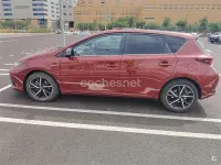 Usado Toyota Auris Hybrid 136 CV (100 kW) 2018 Rojo Berlina