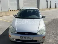 Usado Ford Focus Ghia 100 CV (73 kW) 1999 Gris / plata Berlina