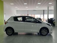 Usado Toyota Yaris Hybrid Active 99 CV (72 kW) 2020 Blanco Utilitario