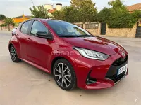 Usado Toyota Yaris Hybrid Style 116 CV (85 kW) 2022 Granate Berlina