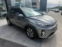 Usado Kia Stonic 100 CV (73 kW) 2025 Gris / plata SUV