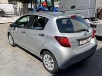 Usado Toyota Yaris Active 90 CV (66 kW) 2015 Gris / plata Utilitario
