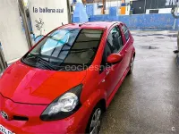 Usado Toyota Aygo Live 68 CV (50 kW) 2009 Rojo Utilitario