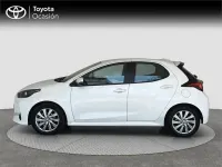 Usado Toyota Yaris Hybrid Active 116 CV (85 kW) 2022 Blanco Monovolumen