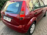 Usado Ford Fiesta Trend 80 CV (58 kW) 2003 Rojo Utilitario