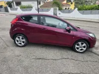 Usado Ford Fiesta Trend 82 CV (60 kW) 2009 Burdeos Utilitario