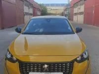 Usado Peugeot 208 Allure 100 CV (73 kW) 2022 Amarillo Utilitario