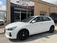 Usado Hyundai i30 100 CV (73 kW) 2018 Blanco Berlina