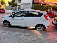 Usado Ford Fiesta Trend 100 CV (73 kW) 2014 Blanco Utilitario