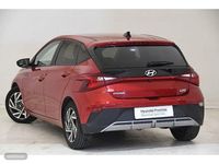 Usado Hyundai i20 84 CV (61 kW) 2024 Dragon red (perlado) Utilitario