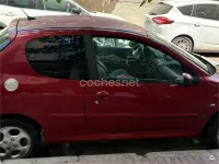 Usado Peugeot 206 75 CV (55 kW) 2002 Rojo Berlina