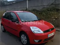 Usado Ford Fiesta Ghia 80 CV (58 kW) 2002 Rojo Utilitario