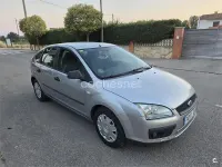 Usado Ford Focus Trend 100 CV (73 kW) 2005 Gris / plata Berlina