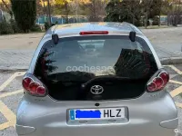 Usado Toyota Aygo Live 68 CV (50 kW) 2012 Gris / plata Utilitario