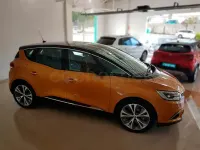 Usado Renault Scénic Zen 140 CV (102 kW) 2019 Amarillo Monovolumen