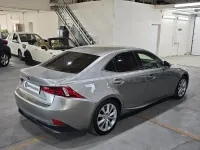 Usado Lexus IS300h Executive Line 223 CV (164 kW) 2016 Gris / plata Berlina